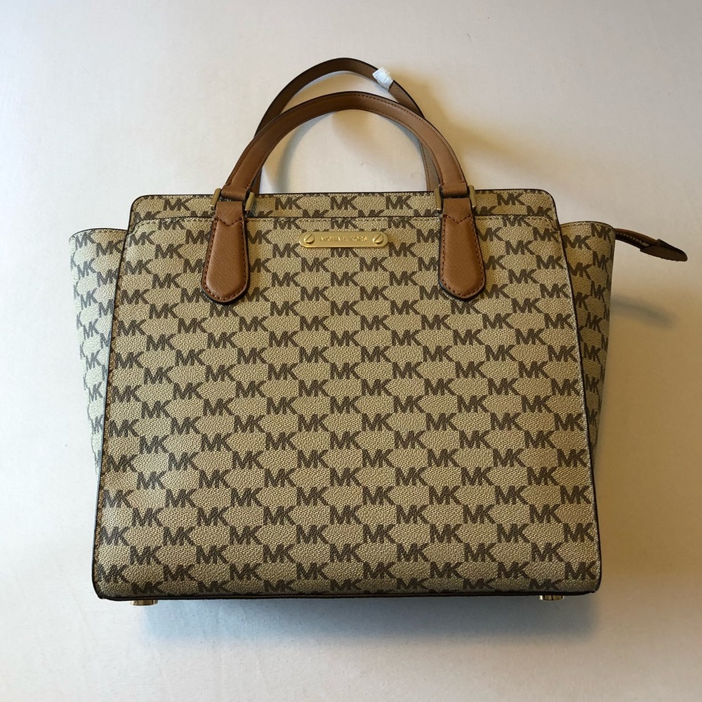 ✨ Michael Kors “Dee Dee” Natural Medium Tote ✨